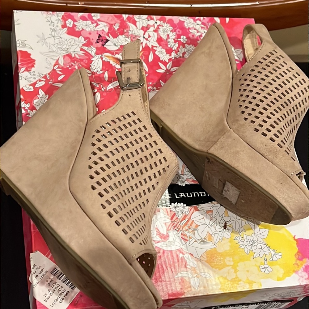 Like new Chinese Laundry meet up suede wedge size 7 - Picture 3 of 9
